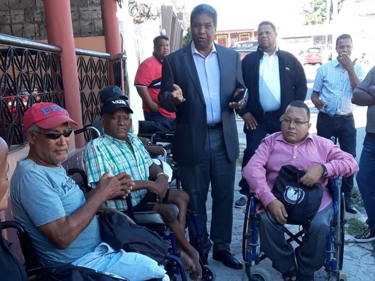 Operativo entrega de sillas de ruedas Núcleo de Barahona.