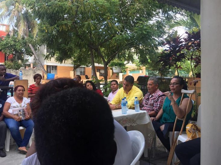 Encuentro realizado por la Junta de Vecinos Gregorio Luperón, con las organizaciones comunitarias de las Caobas y las autoridades del Municipio