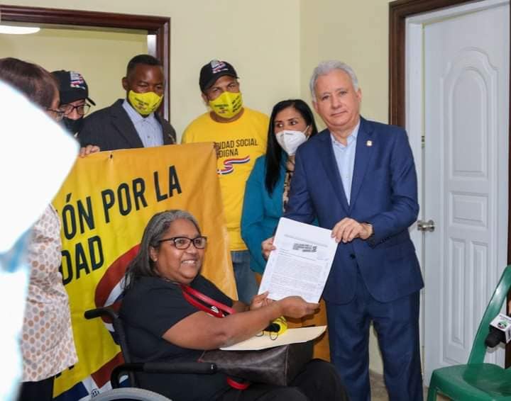 Entrega al  Senador de la provincia Santo Domingo, de la Coalición por una Seguridad Social Digna.