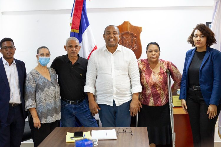 Reunión con el Síndico de Santo Domingo Oeste, el Ing. José Andújar y la Sra. Adys Ozuna, Presidenta de DominicanAccess para presentar Proyecto de Accesibilidad en el Municipio.