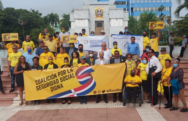 Ofrenda floral por el año de trabajo de la coalición por una seguridad social digna.